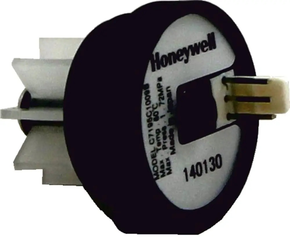 Flügelraddurchflusssensor von Honeywell mit Anschlussstecker, verwendet in Wolf-Heizsystemen. Das Gerät misst den Durchfluss in Heizungsanlagen.